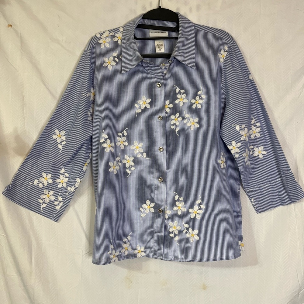 Alfred Dunner Blue Floral embroidered Blouse. PM. C7